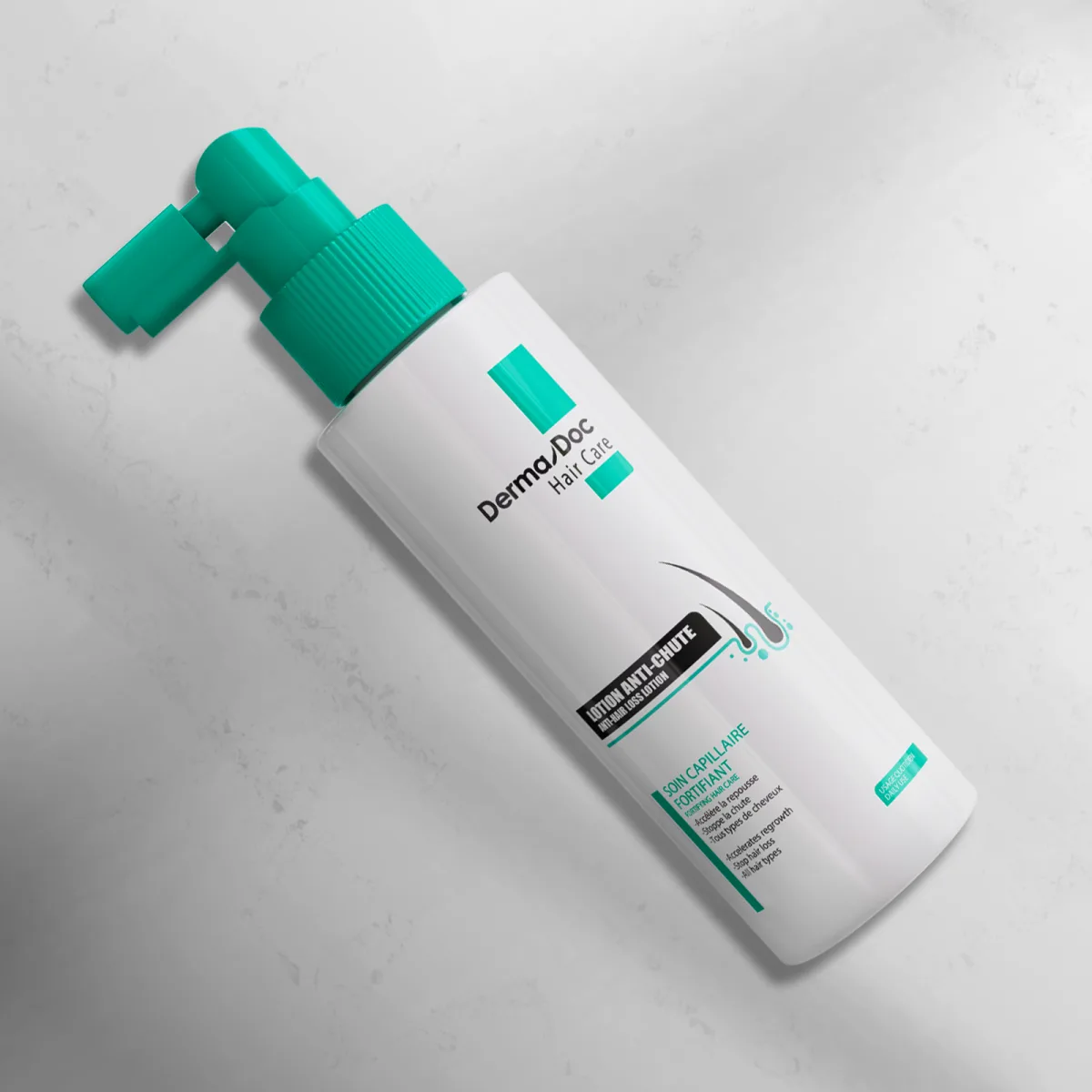 Application raie par raie de la lotion anti-chute DermaDoc sur le cuir chevelu