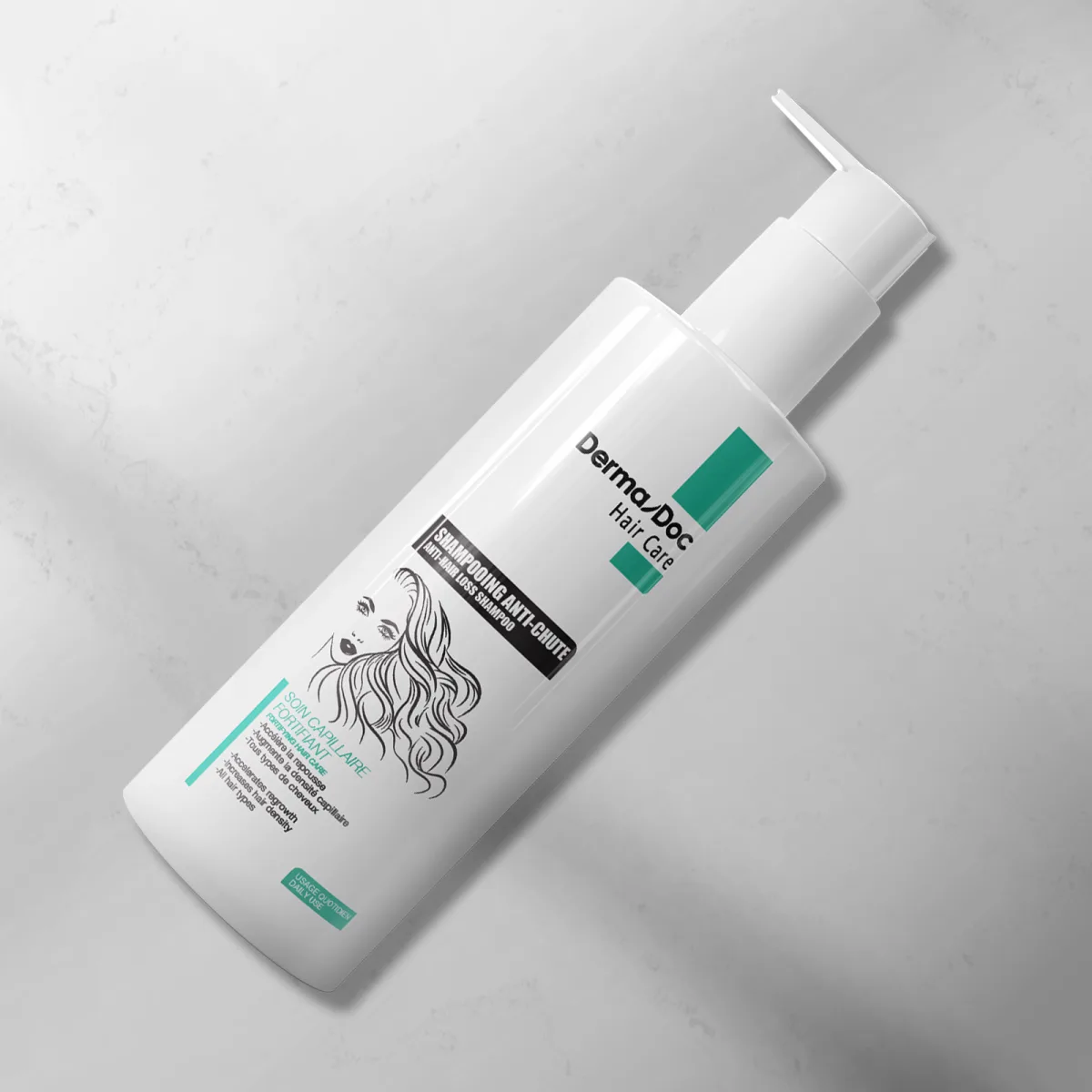 Application du shampooing anti-chute DermaDoc sur le cuir chevelu